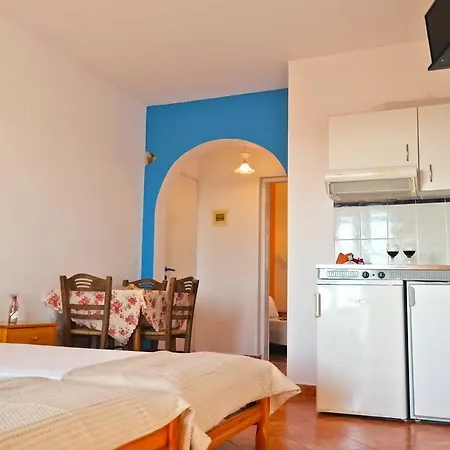 Manolis Aparthotel 3*