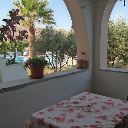 Manolis Aparthotel 3*